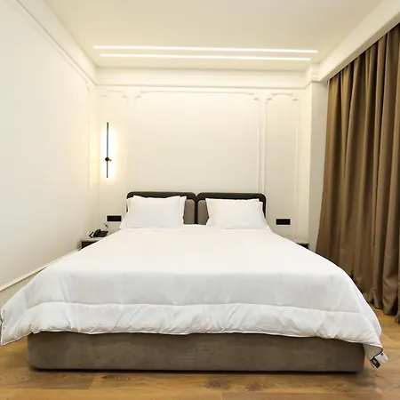 Adore 4* Wlora