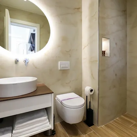 Hotel Adore
