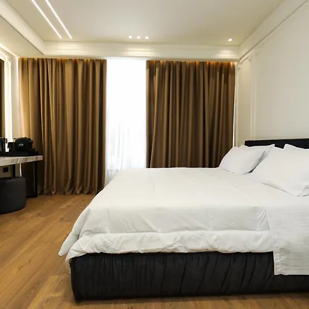 Adore 4* Wlora