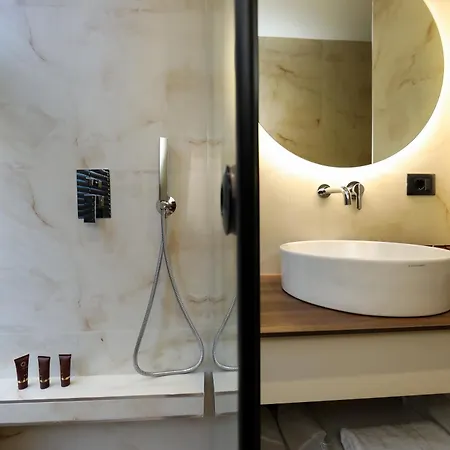 Adore 4* Wlora