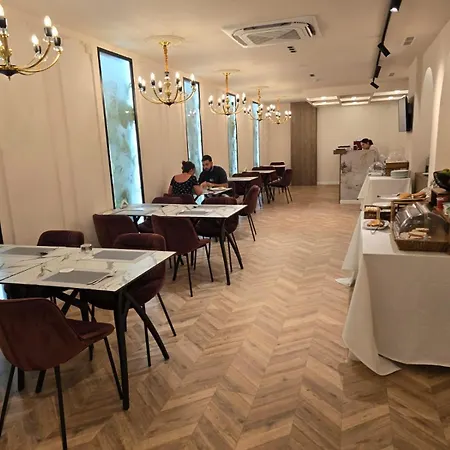 Hotel Adore Wlora
